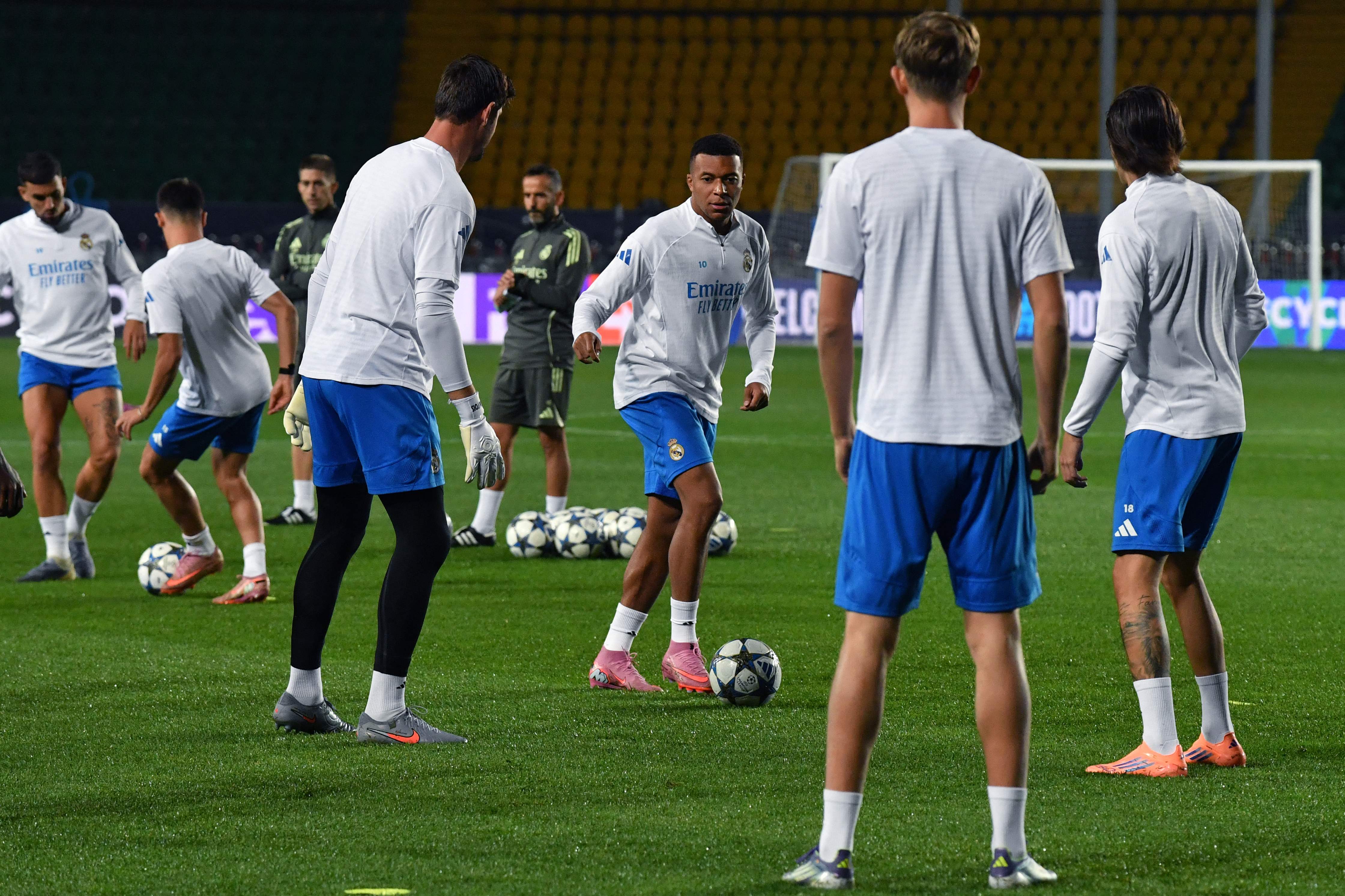 ayx-包含赛前体能课后，瓦伦西亚外线爆发备战葡超，压力陡增，身体对抗强度拉满的词条