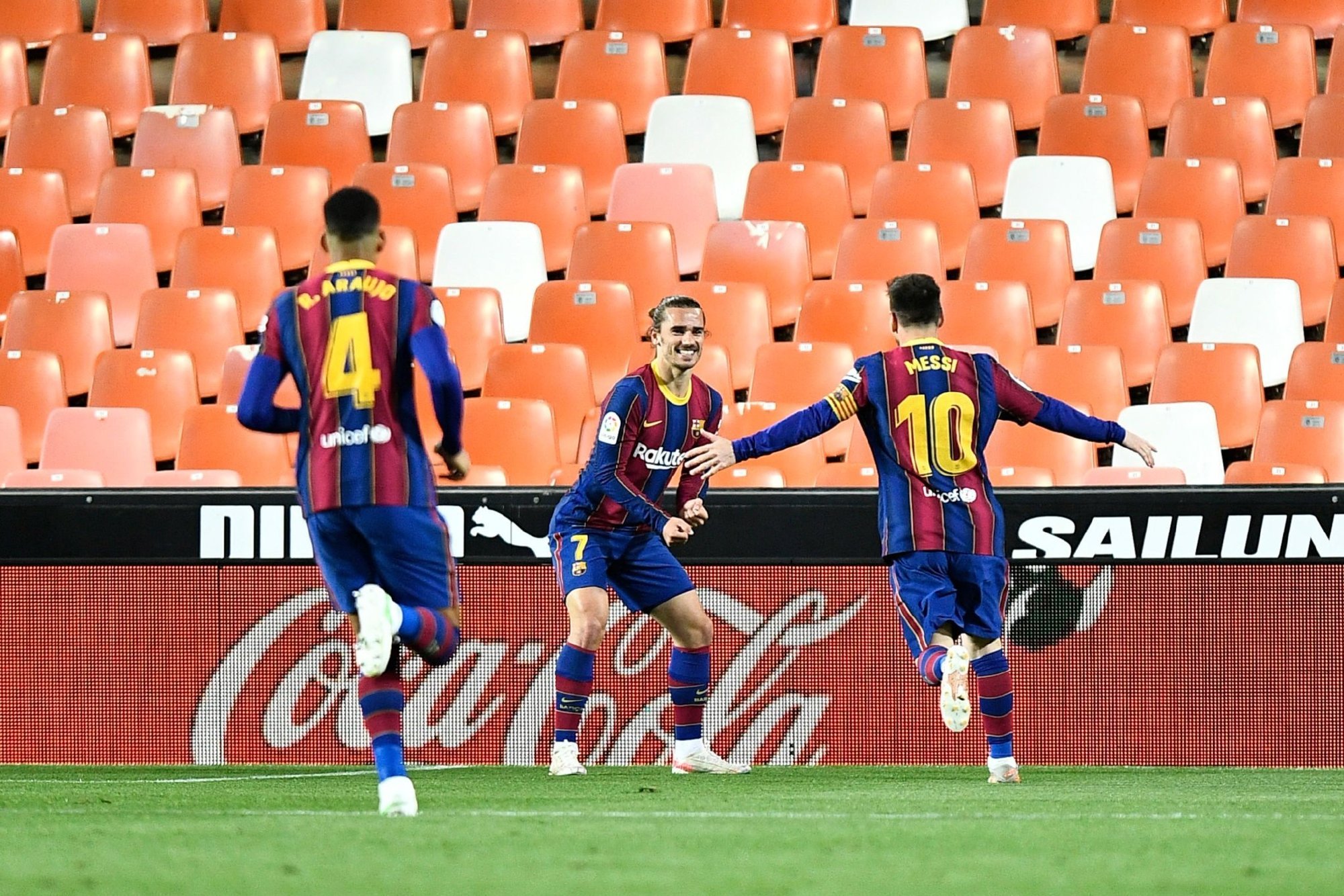 ayx-风云突变！瓦伦西亚赛后外线爆发；西甲版图或变；话题不断；轮换策略成焦点的简单介绍